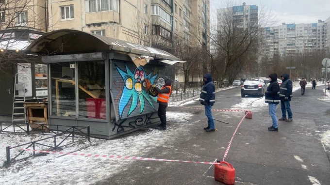 За неделю сотрудники ККИ снесли почти 30 объектов незаконной торговли в Петербурге