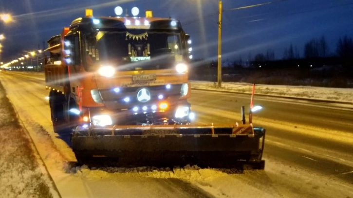 В Петербурге за сутки дорожники вывезли с улиц около сотни кубометров снега 