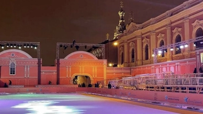 На Конюшенной площади в Петербурге зальют каток с трибунами