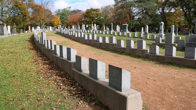 Власти США выделят по 9 тысяч долларов на похороны каждого умершего от COVID-19 американца