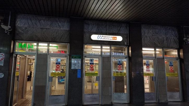 Сроки ремонта вестибюля станции метро «Ладожская» могут перенести