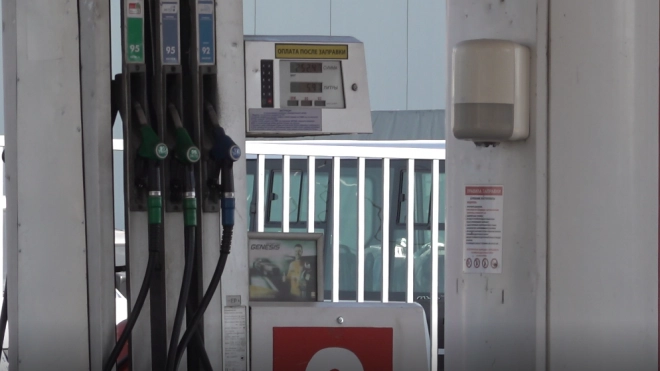 Водитель в Невском районе не заплатил за бензин и попытался скрыться "по-шпионски"
