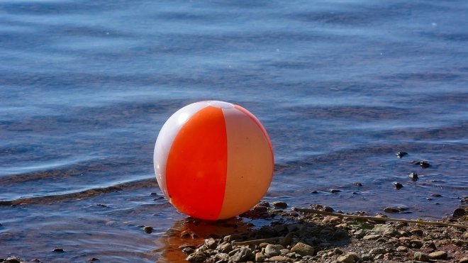 Девятиклассник едва не утонул во время игры в мяч на пляже в Петербурге