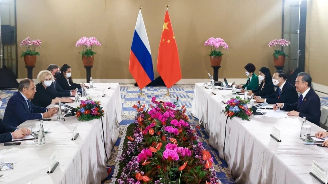 Ван И: Китай выступает против исключения России из саммита G20