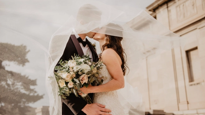 Свыше тысячи пар из Петербурга планируют зарегистрировать брак в первую неделю свадебного сезона
