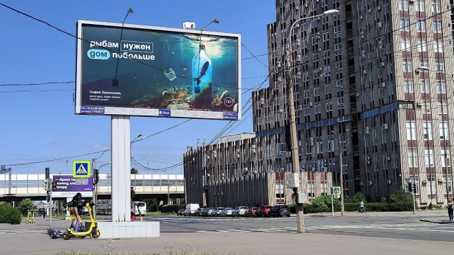 Соцреклама авторства петербургских студентов и нейросети Сбера появилась на улицах и в общественном транспорте Северной столицы