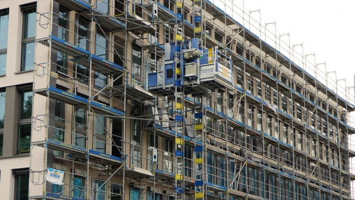 Суд обязал строительную компанию устранить дефекты штукатурно-окрасочного слоя многоквартирных домов 