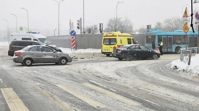 На пересечении Парашютной и Долгоозерной улиц столкнулись автобус и Mercedes