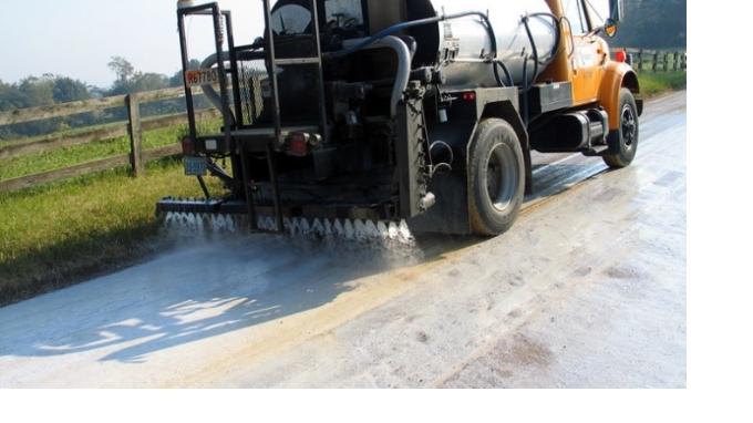 Дороги в Лужском районе отчистили от пыли