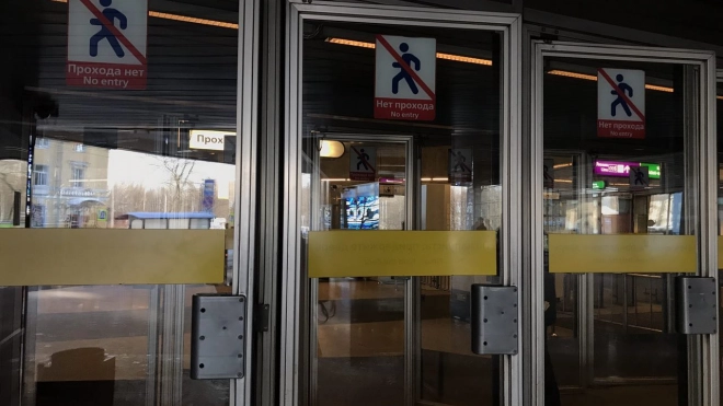 Станцию "Проспект Ветеранов" закрыли на вход из-за большого пассажиропотока