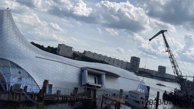 На Обуховской Обороны начался демонтаж здания плавучего ресторана «Серебряный кит»