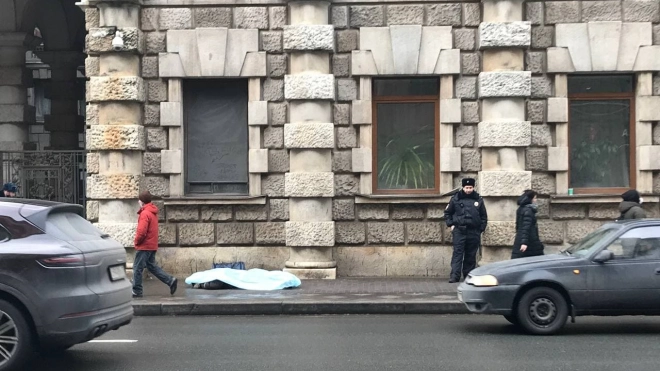 Прохожий скончался на тротуаре на Каменноостровском проспекте