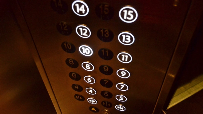 В доме на проспекте Стачек заканчивается установка четырех лифтов