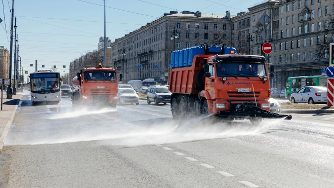 Более 2 тысяч тонн пыли и грязи собрано с петербургских улиц за праздничные выходные