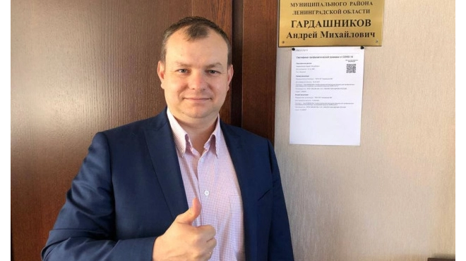 На двери кабинета главы Кировского района появился QR-код о вакцинации чиновника 