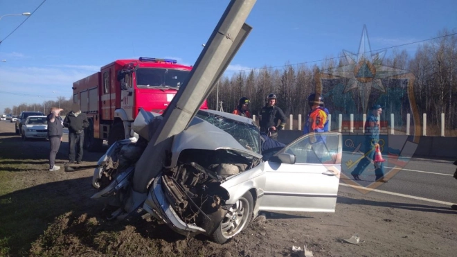На автодороге "Россия" легковушка BMW влетела в опору электропередач