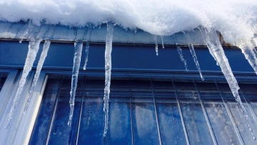 Упавшая с крыши в Петербурге глыба льда убила дворника