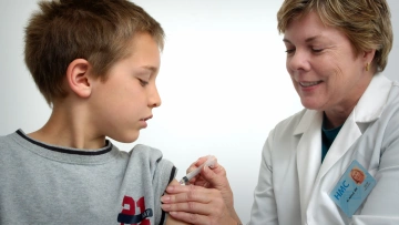Детские поликлиники Петербурга готовятся к вакцинации подростков от ковида