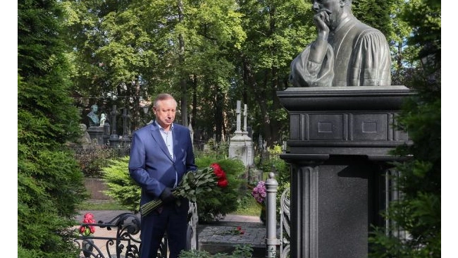 Губернатор Петербурга возложил цветы к могиле Анатолия Собчака