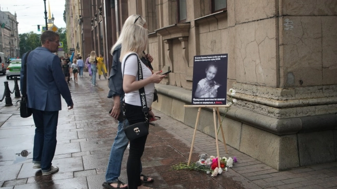 На Невском проспекте появился мемориал памяти погибшей девочки