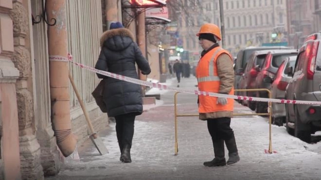 Коммунальщики подвергли опасности жизни петербуржцев во время уборки крыши от снега