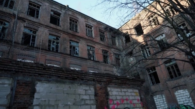 В Петербурге сточные воды затопили цокольные этажи и территорию 