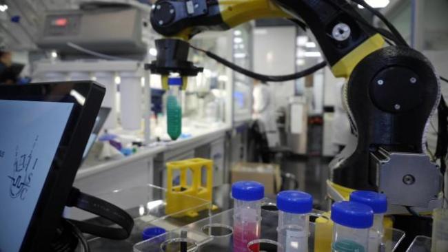 PROSVET: Роботы помогут химикам Петербурга проводить в уделенном режиме научные опыты 