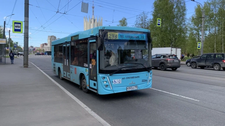 Авторы канала "1703" предложили петербуржцам сообщать о ДТП с участием новых автобусов Смольного