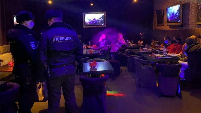 Еще два бара, нарушившие "ковидный" запрет, опечатали в Петербурге