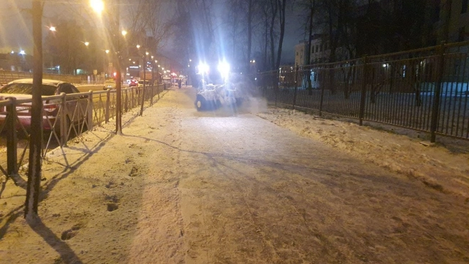 В Гатчине на уборку первого снегопада выехали 11 спецмашин