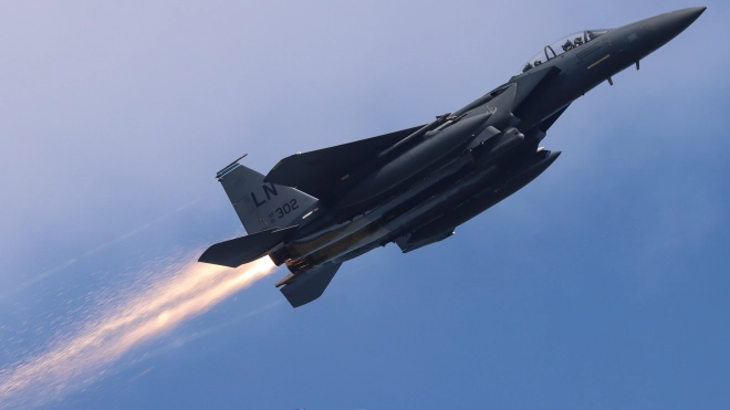 F-15E ВВС США заискрился при взлете