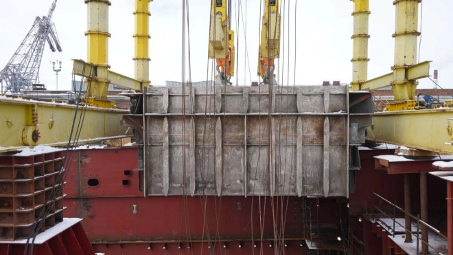 Завершилась погрузка баков металловодной защиты на строящийся атомный ледокол "Чукотка"