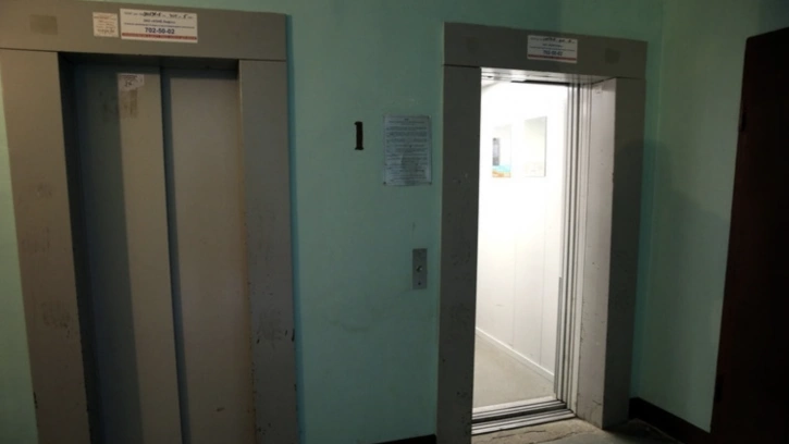 Жители Васильевского острова жалуются на неисправную работу лифтов