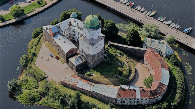 Александр Дрозденко вместе главами Выборгского района осмотрел отреставрированный средневековый замок
