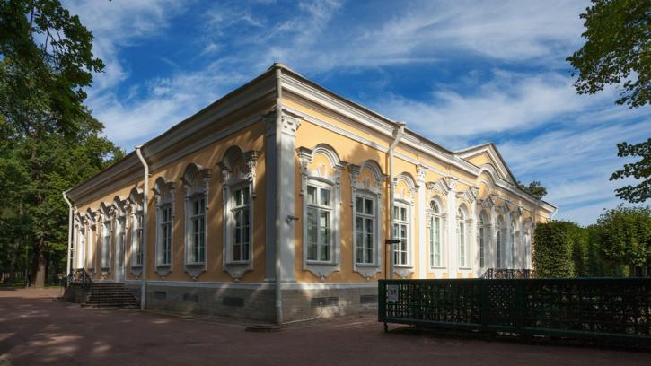 Екатерининский корпус в Петергофе откроют после реставрации