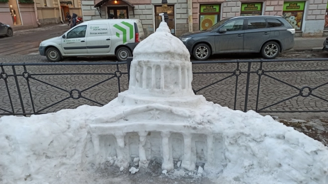 Петербуржцы слепили из снега Казанский собор в миниатюре