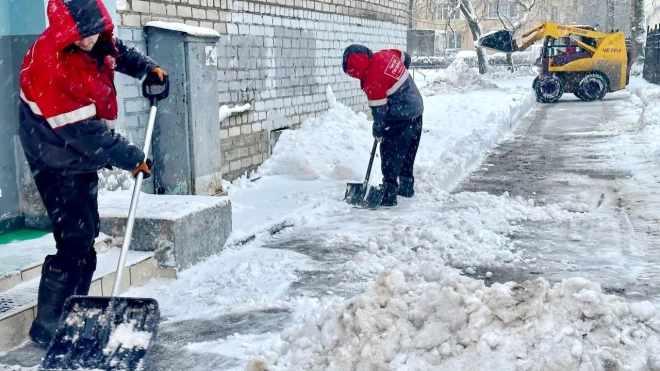 Коммунальщики Петербурга круглосуточно борются с рекордным снегопадом из-за циклона "Чарли"