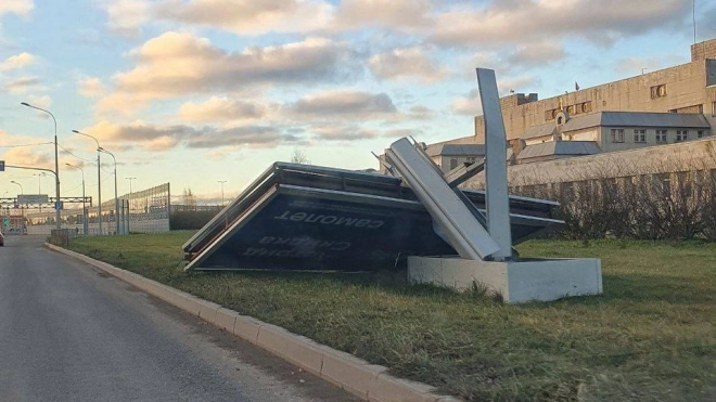 В Колпино из-за ветра упал рекламный щит