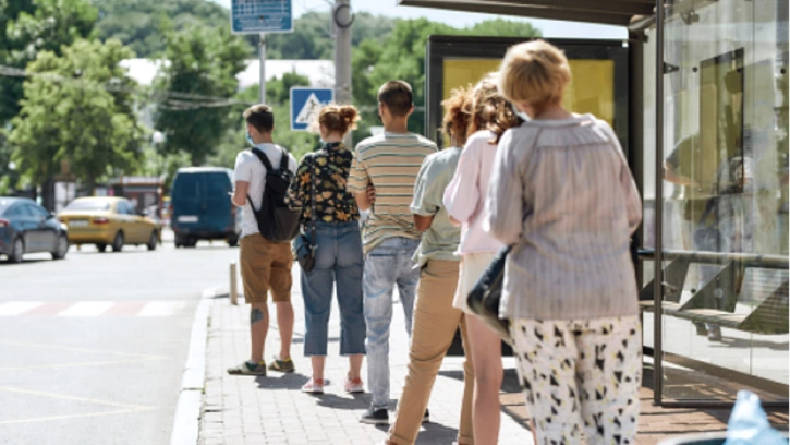 Жители Кингисеппа вынуждены занимать очередь на автобус №841 до Петербурга в соцсетях 