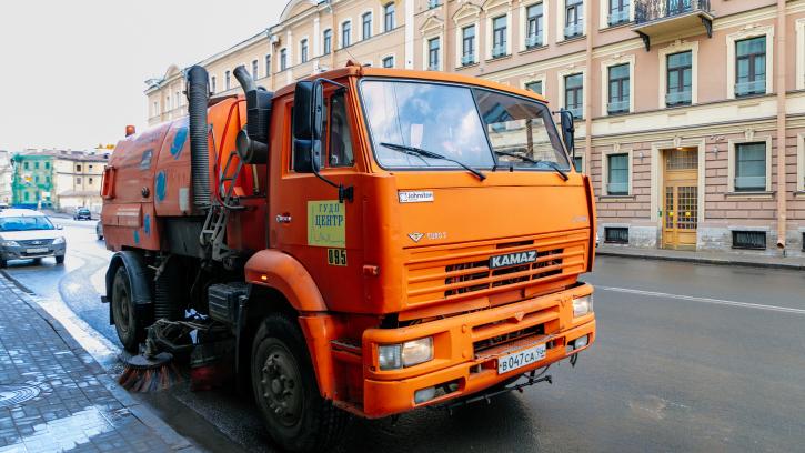 На очистку улиц и парков Петербурга направили более тысячи спецтехники 