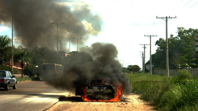 Водитель LADA врезался в столб и сгорел в собственной машине на М-10