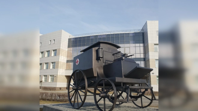 В Боткинской больнице открыли памятник первой в России санитарной карете