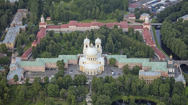 В Петербурге завершается обновление фасадов зданий Александро-Невской лавры