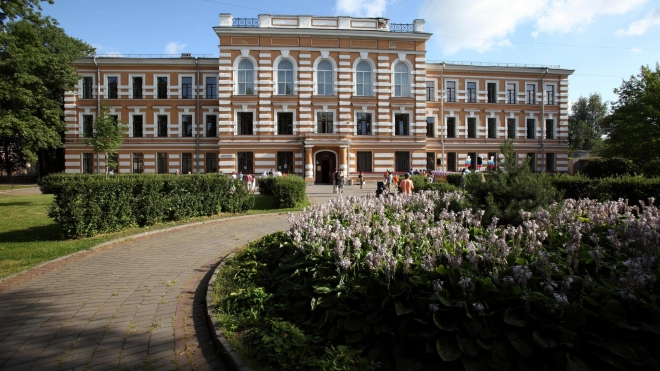 В Петергофе будет проведен капремонт крыши здания гимназии Александра II