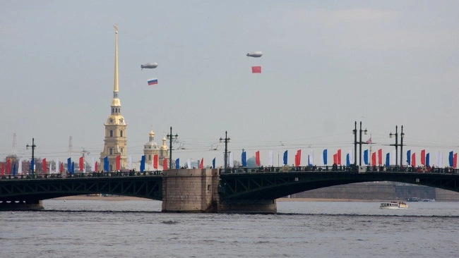 В Петербурге перекрыли движение по Дворцовому мосту