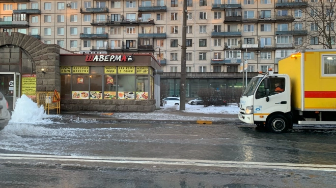 Утром на Краснопутиловской улице из-под земли бил фонтан