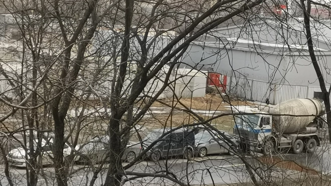 На Белорусской улице бетоносмесительная машина врезалась в припаркованные автомобили