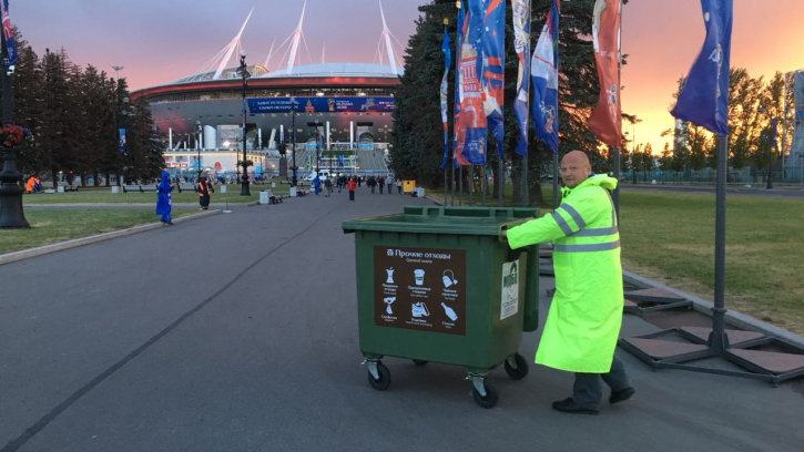 После матча "Россия-Египет" у стадиона "Санкт-Петербург" собрали 330 кубометров мусора После матча "Россия-Египет" у стадиона "Санкт-Петербург" собрали 330 кубометров мусора