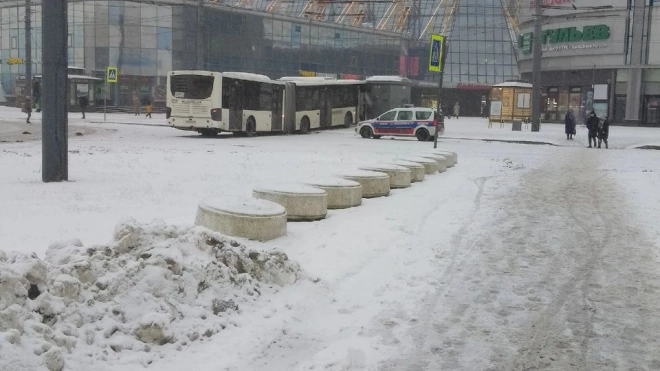 В Купчино автобус врезался в киоск