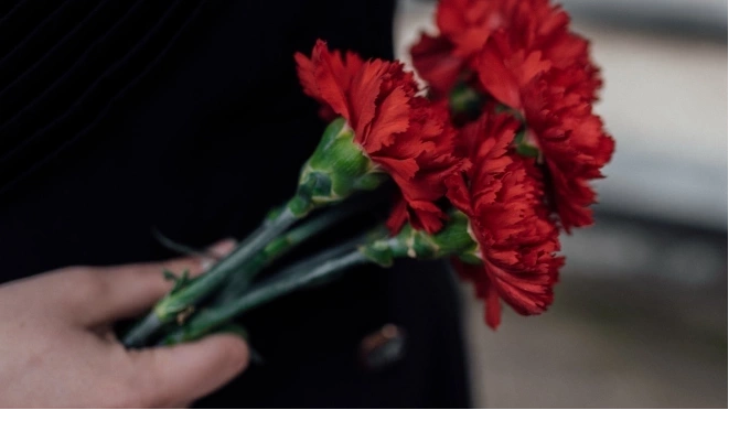 В День солидарности в борьбе с терроризмом в Петербурге возложили цветы к памятнику 